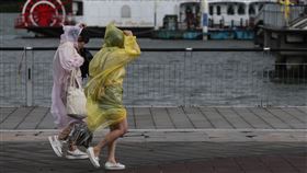 梅雨季首波鋒面南下  中部以北防較大雨勢（2）氣象專家吳德榮表示，7日梅雨季第一波鋒面南下，中部以北、宜花防較大雨勢。圖為民眾白天在關渡淡水河畔散步碰上間歇性大雨，加上風勢變大，讓民眾寸步難行。中央社記者吳家昇攝  112年5月7日