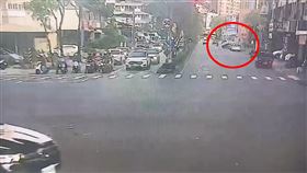 車禍,恍神,休旅車,懸空,高雄