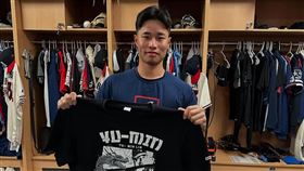 響尾蛇2A設計林昱珉T-Shirt，作為主場球賽的前1500名入場禮。（圖／翻攝自IG @sodpoodles）