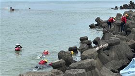 新北市貢寮區發生落海事件，1名男大生遭浪捲下落不明。（圖／翻攝畫面）