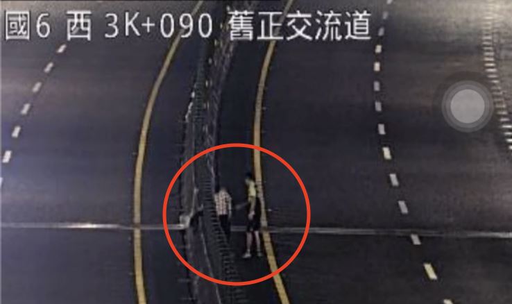 老翁因不明原因闖入國道6號。(圖/翻攝畫面)
