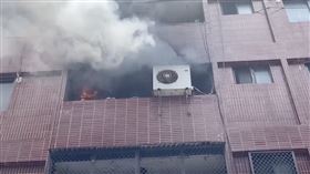 端午驚魂！台中公寓大火　爆裂聲頻傳