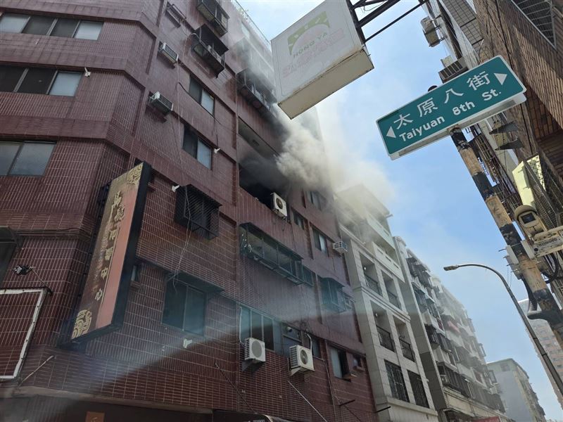 台中市北區某處公寓發生火警。(圖/翻攝畫面)