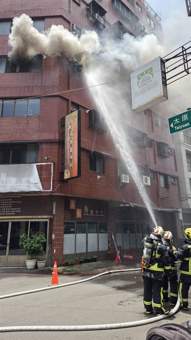 台中市北區某處公寓發生火警,室內客廳、臥室已全面燃燒。(圖/翻攝畫面)