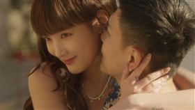 王淨攜手「南法限定男友」漫步街頭合拍短片，意外獲當地驚喜。（圖／狗狗與花提供）