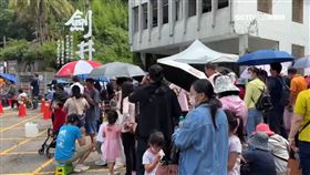 鐵砧山劍井限量午時水 民眾抱孩頂烈陽排隊