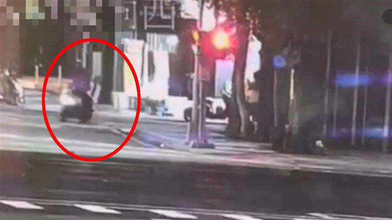 趙男做案後立刻加速離去。（圖／翻攝畫面）