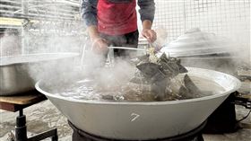 西螺黃金米粽漲價  4/2開賣雲林縣西螺鎮農會每年端午節推出「黃金米粽」獲好評，農會1日宣布，2025年預計販售8萬顆，2日早上8時開賣，受物價波動影響，單顆售價從新台幣35元漲到40元。中央社記者姜宜菁攝  114年4月1日