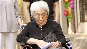 六四35週年  罹難者家屬墓前致哀2024年是六四天安門事件35週年，六四罹難者的親屬前往北京萬安公墓祭拜。圖為天安門母親發起人張先玲在墓前致哀。（中國讀者提供）中央社記者呂佳蓉傳真  113年6月4日