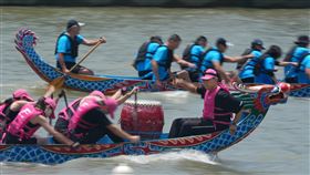 台北國際龍舟錦標賽登場（2）每逢端午划龍舟，2025台北國際龍舟錦標賽於30日端午連假首日在大佳河濱公園登場，參賽隊伍在河道中奮力划行，力拚佳績。中央社記者徐肇昌攝　114年5月30日
