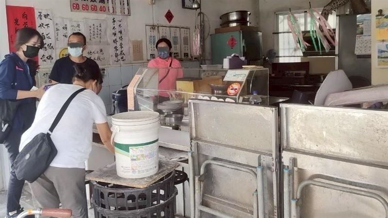 衛生局人員前往該店稽查。(圖/衛生局提供)