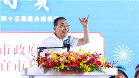 新北市議長盃龍舟錦標賽  侯友宜致詞新北市議長盃第15屆龍舟錦標賽31日在微風運河登場，市長侯友宜（中）出席開幕式致詞。中央社記者王騰毅攝  114年5月31日