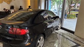 郭男酒後失控，開車直撞大廳，行為十分離譜。（圖／翻攝畫面）