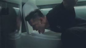 沈震軒不惜舔馬桶蓋。（圖／翻攝自沈震軒微博）