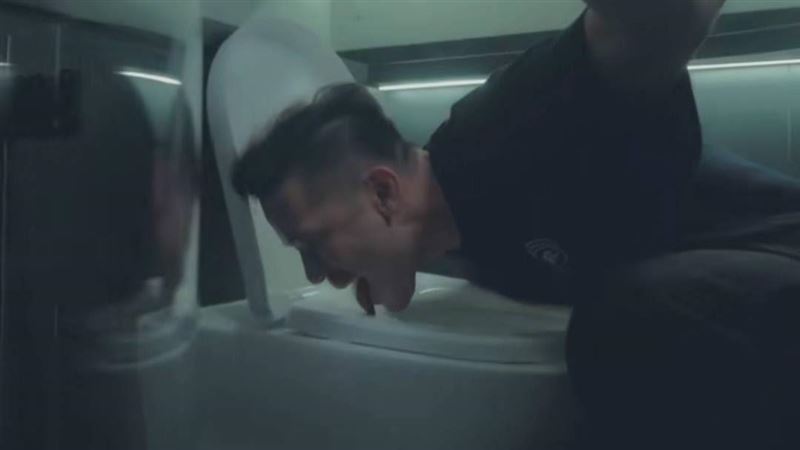 42歲男星博流量拚了　忘情舔馬桶蓋畫面曝