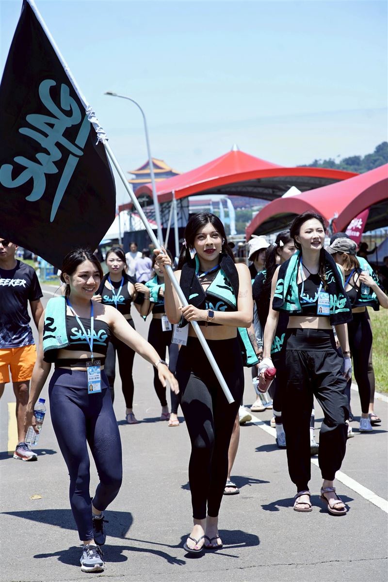 SWAG女神隊完賽後,粉絲夾道應援凱旋,人氣爆棚。(圖/SWAG提供)