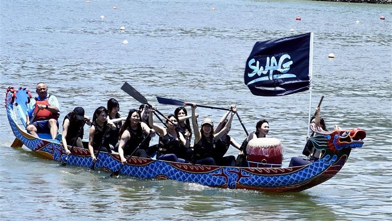SWAG女神隊征戰龍舟賽　划完才知你是誰？