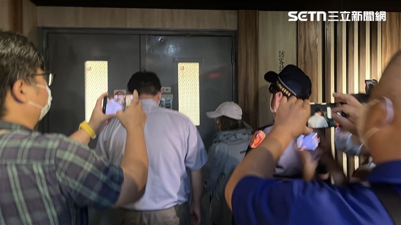 余翁妻兒5月31日陪同檢方進行相驗。(圖/記者黃翎瑄攝)