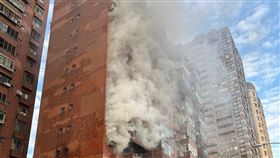 板橋區一處大樓因不明原因發生火警。（圖／翻攝畫面）