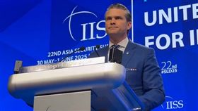 美國國防部長赫格塞斯（Pete Hegseth）於新加坡「香格里拉對話」上提出警告。（圖／翻攝自X @DODResponse）
