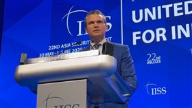 美國國防部長赫格塞斯（Pete Hegseth）於新加坡「香格里拉對話」上提出警告。（圖／翻攝自X @DODResponse）
