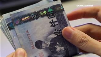 雨衣男撿走387萬　合庫行員隔3小時才報案