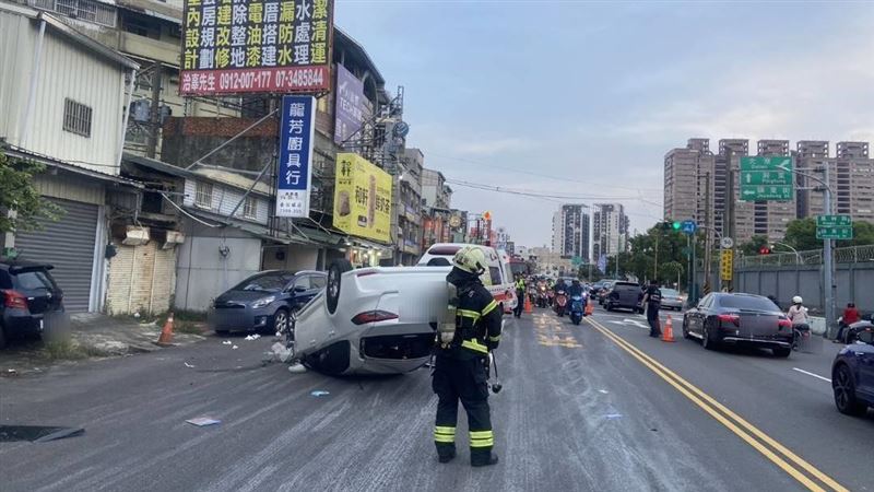 高雄市鳳山區傍晚驚傳翻車意外,所幸車內乘客及駕駛經救治後無大礙。(圖/翻攝畫面)