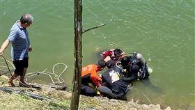 工人除草跌落日月潭頭社水庫身亡南投日月潭31日發生一起溺水意外，一名工人在頭社水庫除草時不慎跌落水庫，但因水下能見度低，工人被發現拉上岸時已無生命跡象，由於家屬表示不願急救、拒絕送醫，後續轉交警方處理。（南投縣消防局提供）中央社記者吳哲豪傳真  114年5月31日