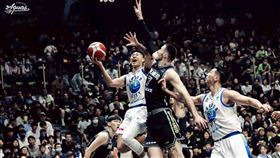 ▲高雄全家海神連兩戰都在決勝節上演逆轉秀，在季後賽系列賽以2：0領先夢想家。（圖／高雄海神提供） 