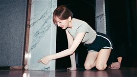 王心凌端午節挑戰立蛋，還換了許多姿勢。（圖／翻攝自王心凌IG）