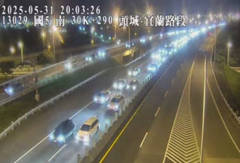 國道5號北向宜蘭至頭城湧現大量車潮。(圖/翻攝自高公局即時路況)