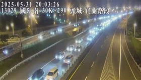 連假第二天就塞到紫爆！國5宜蘭-頭城湧車潮　行車速度剩18公里