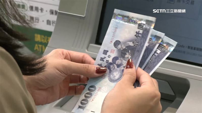女子誤信債務整合還要提款給詐騙集團，所幸遇上機警銀行員跟員警阻止。（示意圖／資料照）