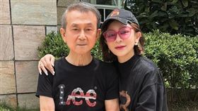 王彩樺端午節曬出和爸爸的合照，網友震驚看不出王爸爸已經88歲。