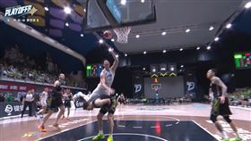 ▲海神胡瓏貿遭夢想家洋將貝奇危險犯規重摔。（圖／擷取自TPBL YT頻道） 