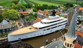 ▲「Pi」豪華遊艇緩緩通過荷蘭狹窄運河，幾乎貼著岸邊滑行，畫面驚險萬分。（圖／翻攝自X）
星巴克前執行長60億超級遊艇　通過荷蘭狹窄運河「幾乎貼牆航行」
