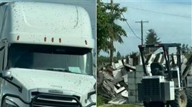 ▲美國西雅圖以北的華霍特科姆郡一輛卡車翻覆，造成多達2.5億隻蜜蜂上演大逃亡。（圖／翻攝自臉書／Whatcom County Sheriff's Office）

