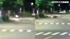 夜裡一道車燈快速過彎撞上路變電桿，2名外籍男子雙雙身亡。（圖／翻攝畫面）