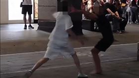 ▲北市洪男（黑衣者）與黃男（白衣者）酒後在新光三越A4館旁互毆。（圖／翻攝自Thread @xia._21136帳號）