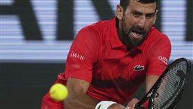 塞爾維亞網球名將喬科維奇（Novak Djokovic）5月31日以6比3、6比4、6比2直落三晉級16強，取得個人生涯第99場法網勝利。（圖／美聯社／達志影像）