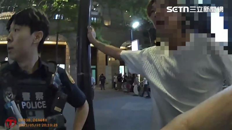 北市洪男（黑衣者）與黃男（白衣者）酒後在新光三越A4館旁互毆。（圖／翻攝畫面）