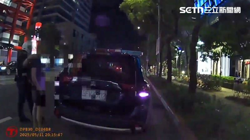 北市洪男（黑衣者）與黃男（白衣者）酒後在新光三越A4館旁互毆。（圖／翻攝畫面）
