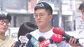 ▲罷免吳沛憶艋舺清水祖師廟前266公園ubike站二階連署點，領銜人李孝亮受訪。（圖／翻攝畫面）