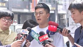 ▲罷免吳沛憶艋舺清水祖師廟前266公園ubike站二階連署點，領銜人李孝亮受訪。（圖／翻攝畫面）