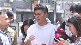 ▲罷免吳沛憶艋舺清水祖師廟前266公園ubike站二階連署點，領銜人李孝亮受訪。（圖／翻攝畫面）