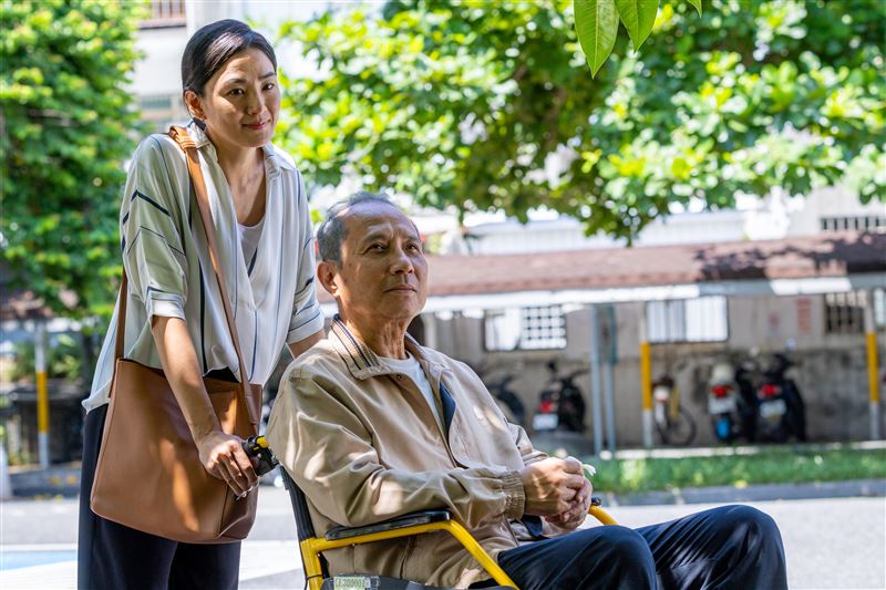 艾偉(右)為戲化老妝,飾演女兒的洪小鈴幫推輪椅。(圖/大愛提供)