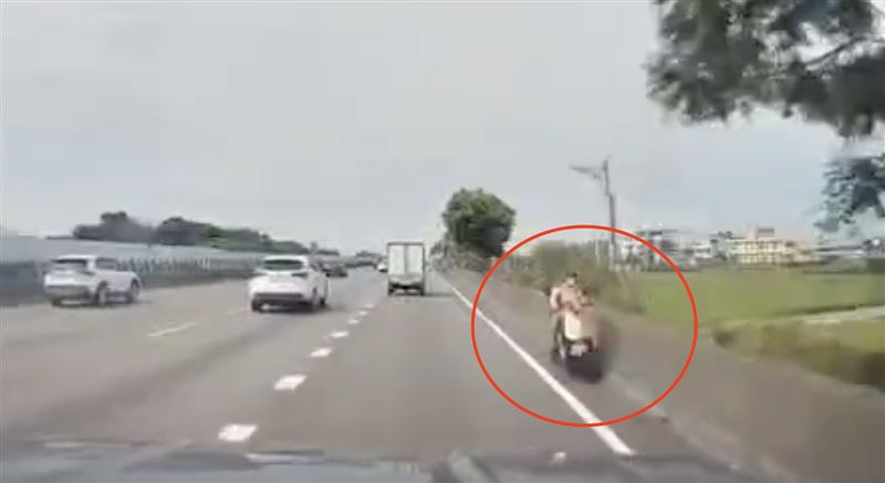 民眾騎機車雙載在國道路肩狂飆。(圖/翻攝自爆料公社)