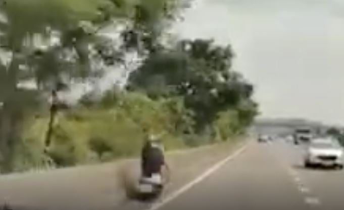 雙載機車在路肩處一路逆向狂飆。(圖/翻攝自爆料公社)