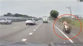 彰化嬤機車載孫闖國道！一路逆向狂飆路肩