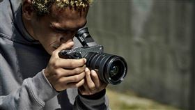 FX2搭載新⼀代368萬畫素可調式電⼦觀景窗，視⾓設計針對攝影需求優化，並附上深型眼罩，使⽤體驗更沉浸。（圖／品牌業者提供）